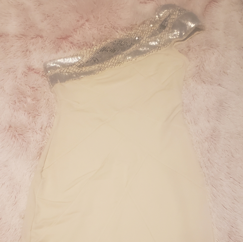 One shoulder bebe sequin dress!!😍